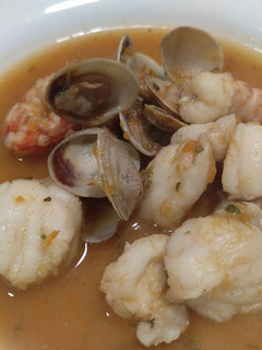 Una foto de Sopa de Rape, gambas y almejas