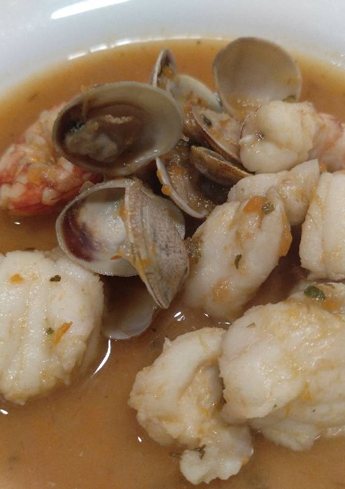 Una foto de Sopa de Rape, gambas y almejas