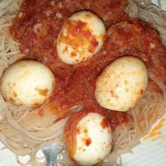 A picture of Spaghetti and egg curry.