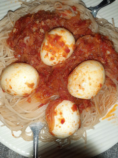 A picture of Spaghetti and egg curry.