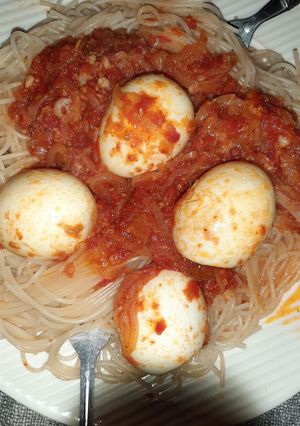 A picture of Spaghetti and egg curry.