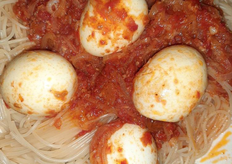 Spaghetti and egg curry