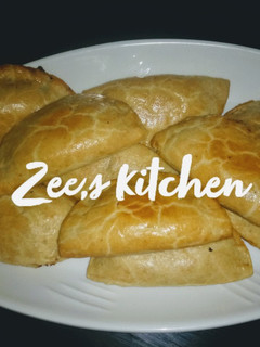 A picture of Mini baked meat pies.