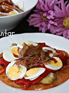 Una foto de Ensalada fresca de pimientos y berenjenas