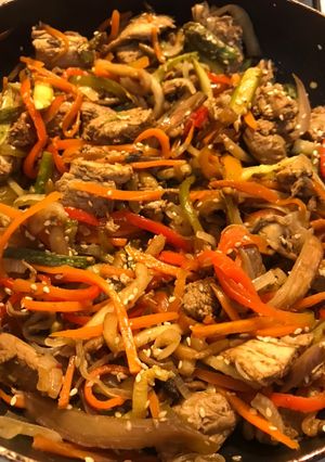 Una foto de Wok de carne con vegetales 🍆🥕🧅