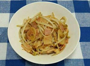 Hình của món Thịt hun khói xào giá 베이컨 숙주 볶음 Bếp Nhà Choi UnSu tiếp tục gửi.