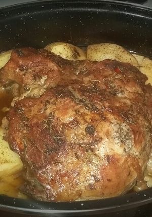 Φωτογραφία της συνταγής Χοιρινή σπάλα 🐖 χωρίς κόκκαλο στην γάστρα 🍜