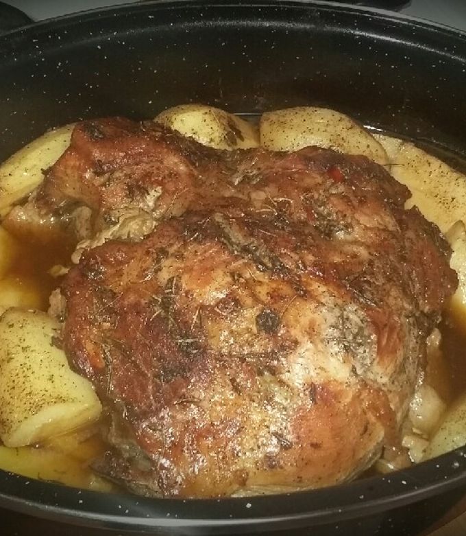 Φωτογραφία της συνταγής Χοιρινή σπάλα 🐖 χωρίς κόκκαλο στην γάστρα 🍜