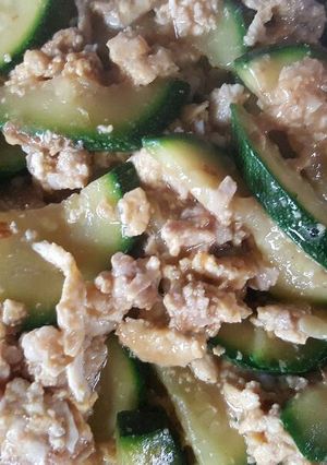 รูปของ ซูกินี่ผัดไข่