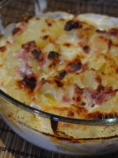 Una foto de Patatas al horno, gratinadas con jamón y queso