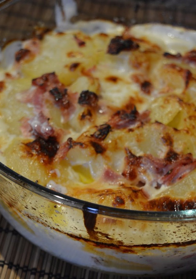 Una foto de Patatas al horno, gratinadas con jamón y queso