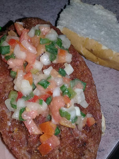 Una foto de Choripan con salsa criolla