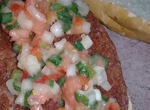 Una foto de Choripan con salsa criolla