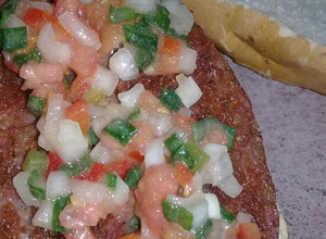 Una foto de Choripan con salsa criolla