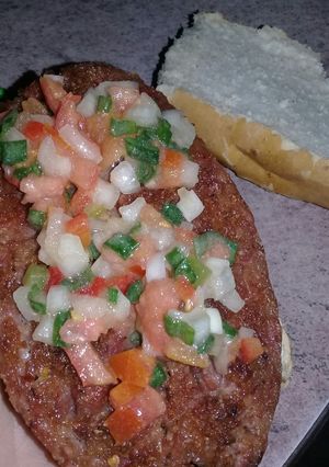 Una foto de Choripan con salsa criolla