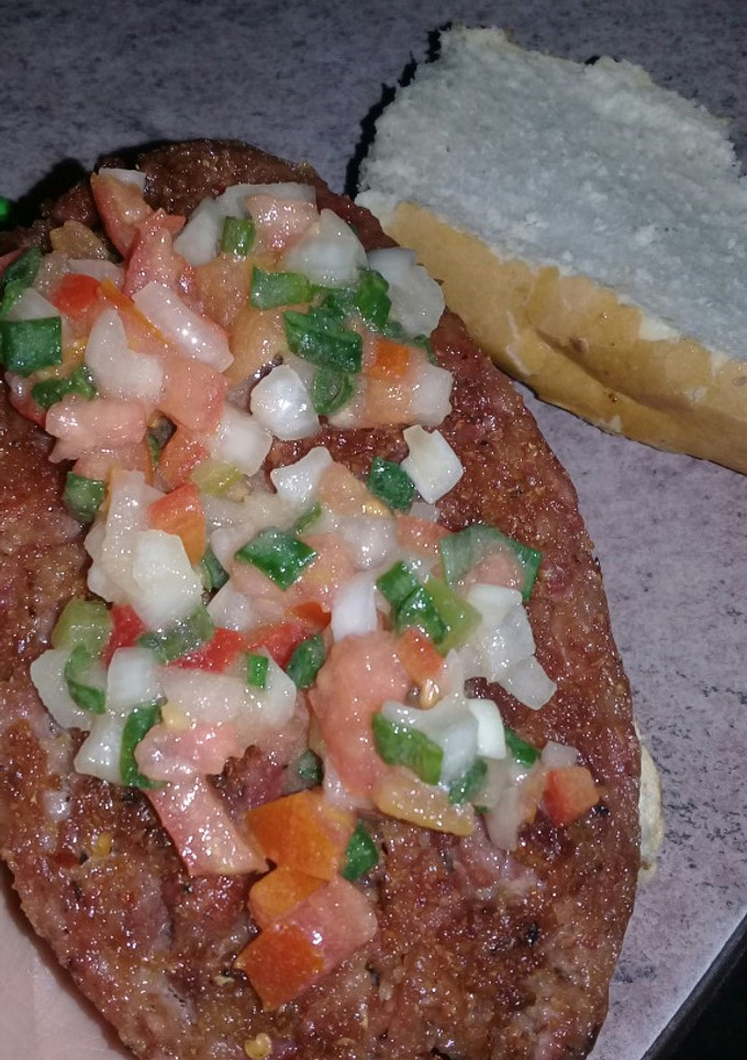 Una foto de Choripan con salsa criolla