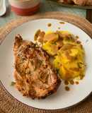 Chuletas, patata cocida y vinagreta agridulce de pepinillos con tomate seco
