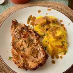 Una foto de Chuletas, patata cocida y vinagreta agridulce de pepinillos con tomate seco