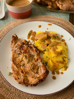 Una foto de Chuletas, patata cocida y vinagreta agridulce de pepinillos con tomate seco