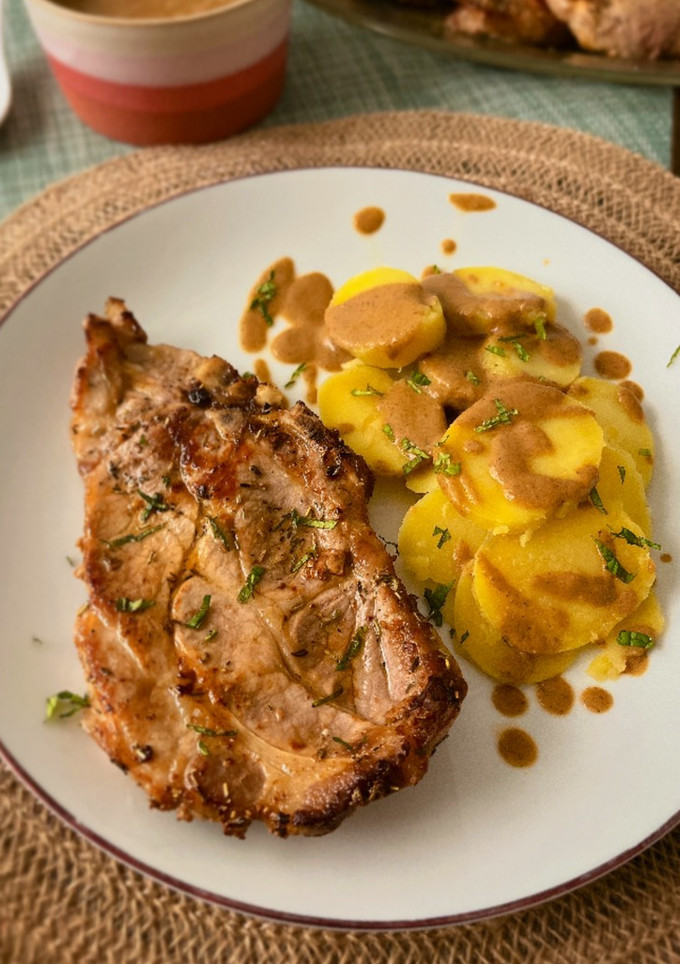 Una foto de Chuletas, patata cocida y vinagreta agridulce de pepinillos con tomate seco