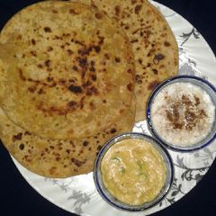 A picture of Daal stuffed paratha.