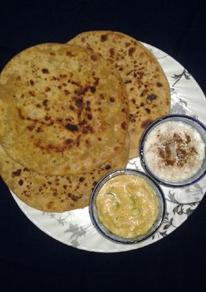 A picture of Daal stuffed paratha.