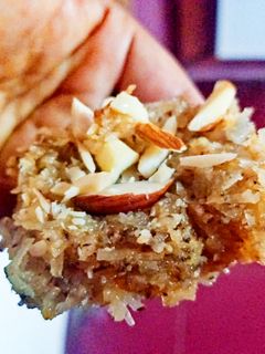 न्यू ख़ादिम पाक (नारियल बर्फी) (Nariyal barfi recipe in hindi) रेसिपी मुख्य फोटो