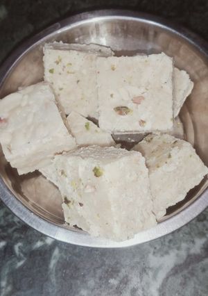 खोया बर्फी (Khoya Barfi recipe in hindi) रेसिपी मुख्य फोटो