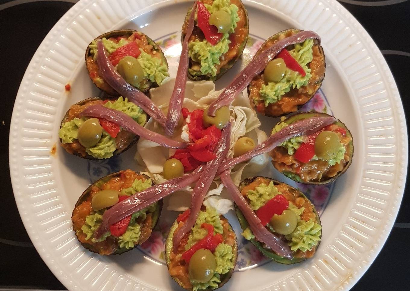 Aguacates rellenos de berenjena y merluza