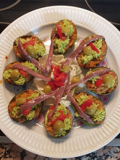 Una foto de Aguacates rellenos de berenjena y merluza