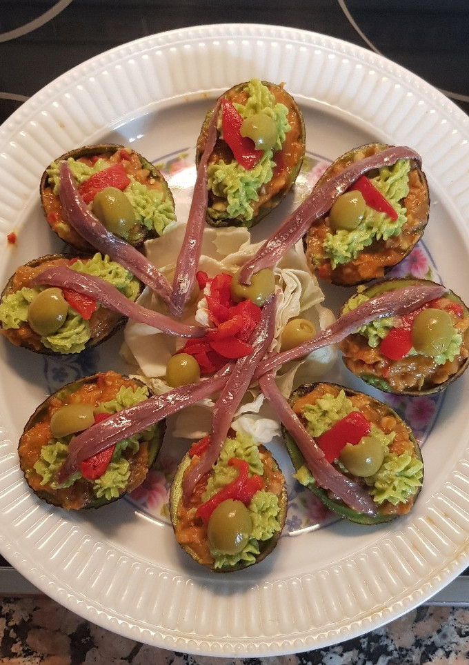 Una foto de Aguacates rellenos de berenjena y merluza