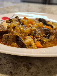 Una foto de Presa ibérica con setas shiitake en salsa de cerveza-mostaza-miel