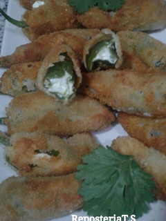 Foto principal de Pimientos de padrón rellenos de crema de queso