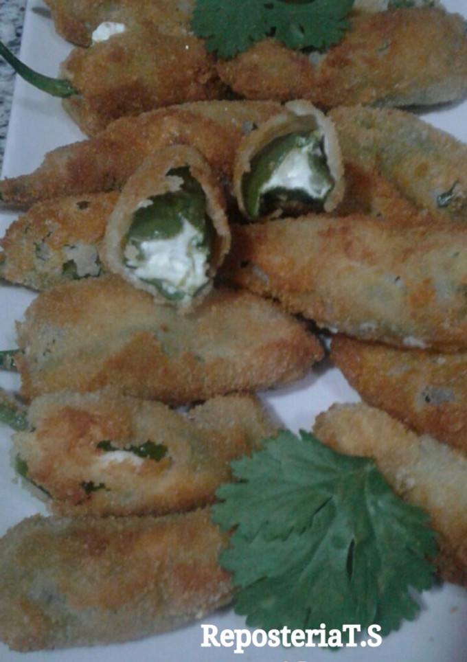 Una foto de Pimientos de padrón rellenos de crema de queso