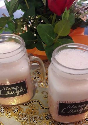 Una foto de Batido de Fresas y Bananas con Suero de Leche a lo Carmelita