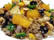 Una foto de ensalada vegetariana con quinoa