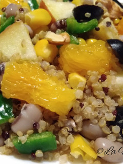 Una foto de Ensalada de quinoa y judías con frutas