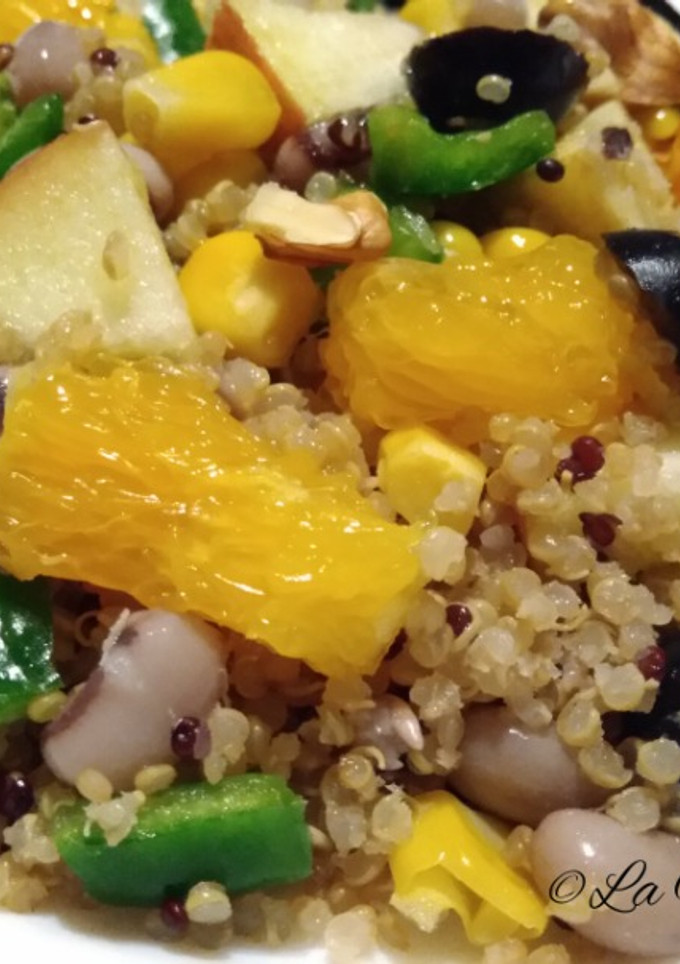 Una foto de Ensalada de quinoa y judías con frutas