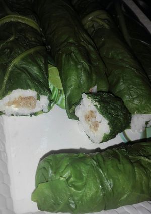 Una foto de Sushi económico de acelga y atún! Súper fácil y riquísimo!
