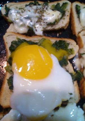 Una foto de Tostadas de acelga con huevo