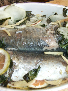 Una foto de Jureles al horno con cebolla, albahaca y jengibre fresco