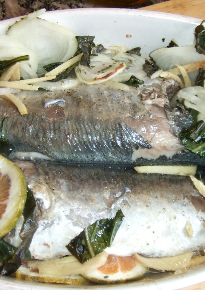 Una foto de Jureles al horno con cebolla, albahaca y jengibre fresco