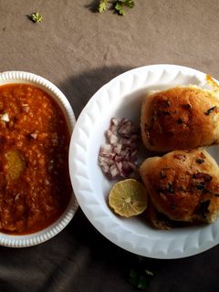पावभाजी (pav bhaji recipe in marathi) रेसिपी चे मुख्य फोटो 