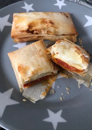 Une photo de Brick chorizo, pomme, chèvre et miel