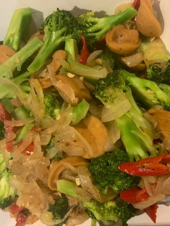 Langkah Mudah untuk Membikin Resep Cah Brokoli sosis sapi yang Enak Banget Anti Ribet, Lezat