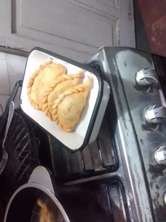 Una foto de Empanadas de carne cortada a cuchillo