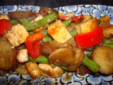 Tofu con porotos verdes, pimientos y berenjena japonesa