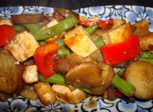 Una foto de Tofu con porotos verdes, pimientos y berenjena japonesa