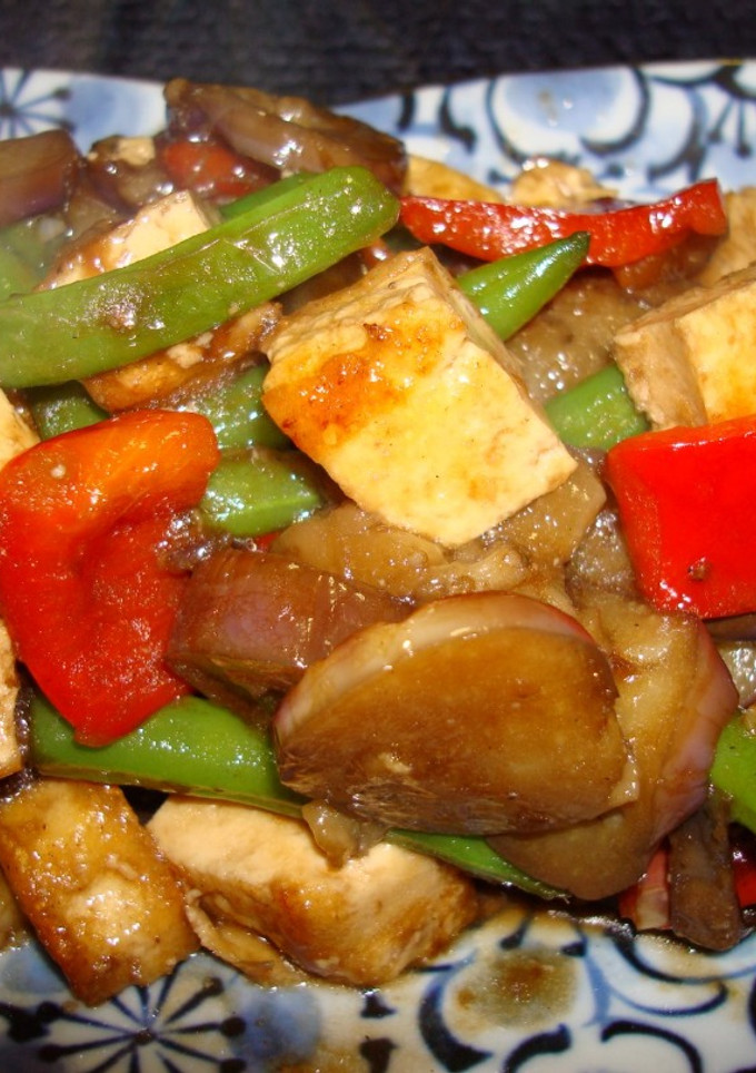 Una foto de Tofu con porotos verdes, pimientos y berenjena japonesa