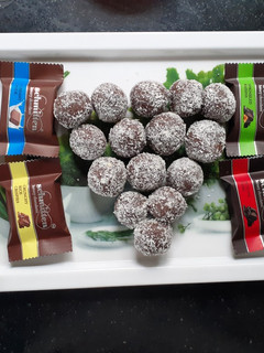ચોકલૅટ બોલ(chocolate Recipe in Gujarati) રેસીપી મુખ્ય ફોટો